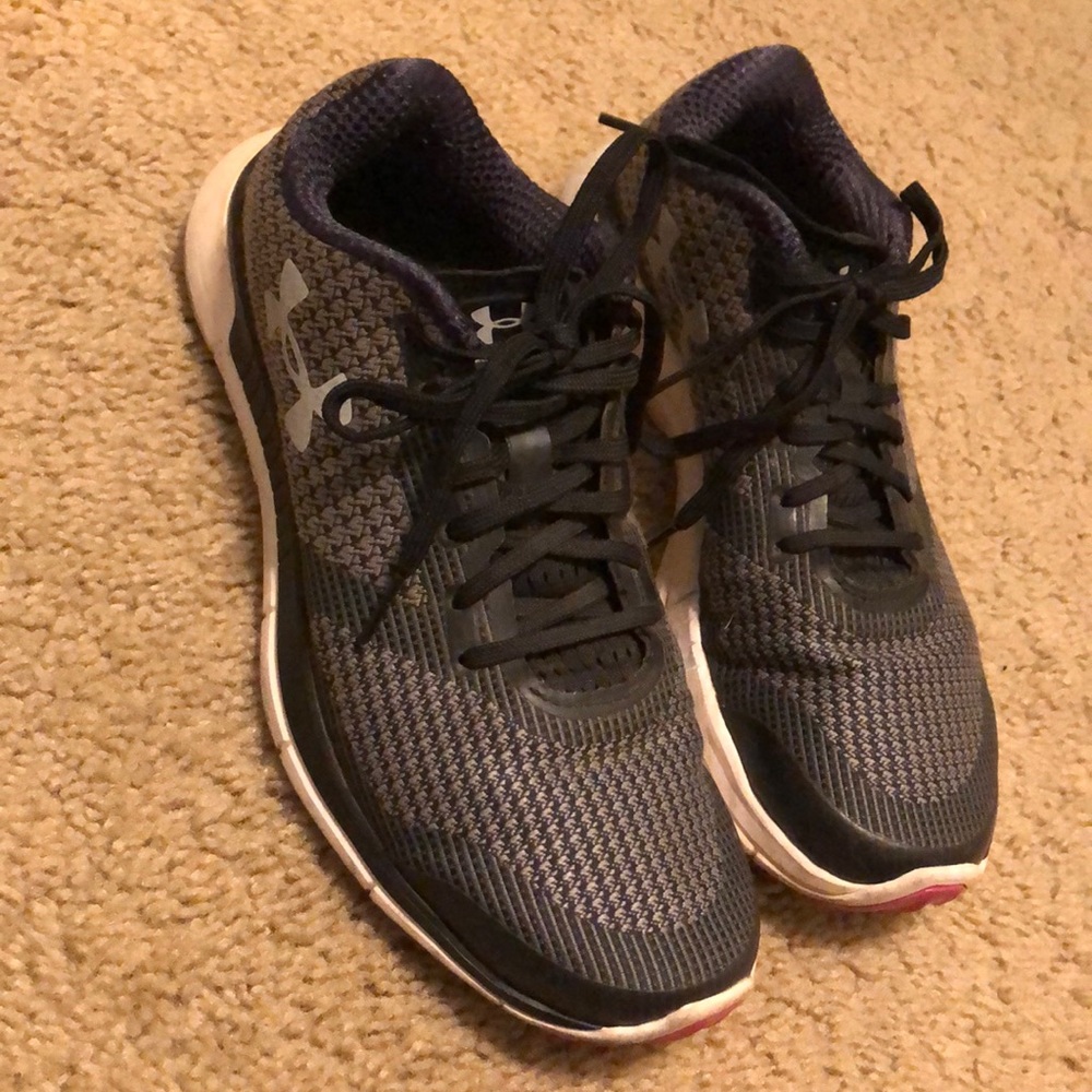 Tennis shoes